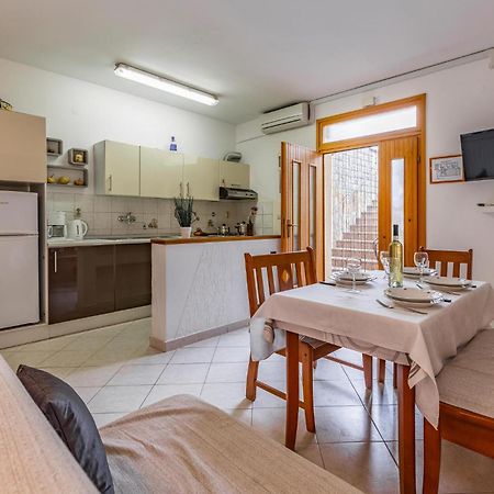 2 Bedroom Stunning Apartment In Ρόβινι Εξωτερικό φωτογραφία